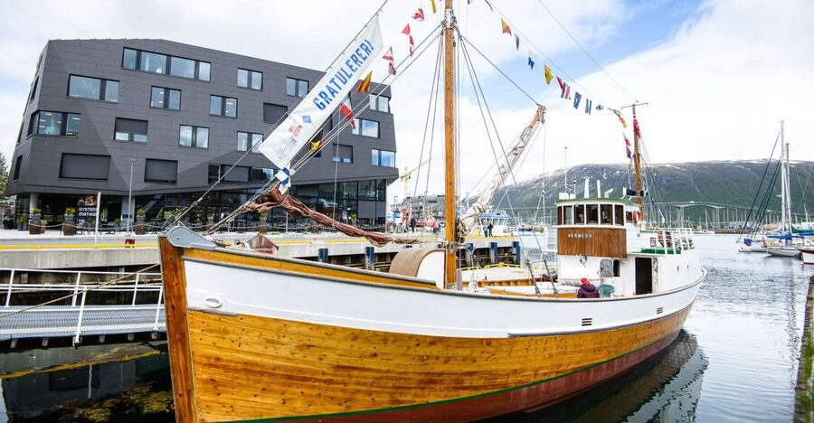 1 Hour Photo & History Cruise - Warmth On Board: Heated Lounge, Blankets, and Thermal Suits