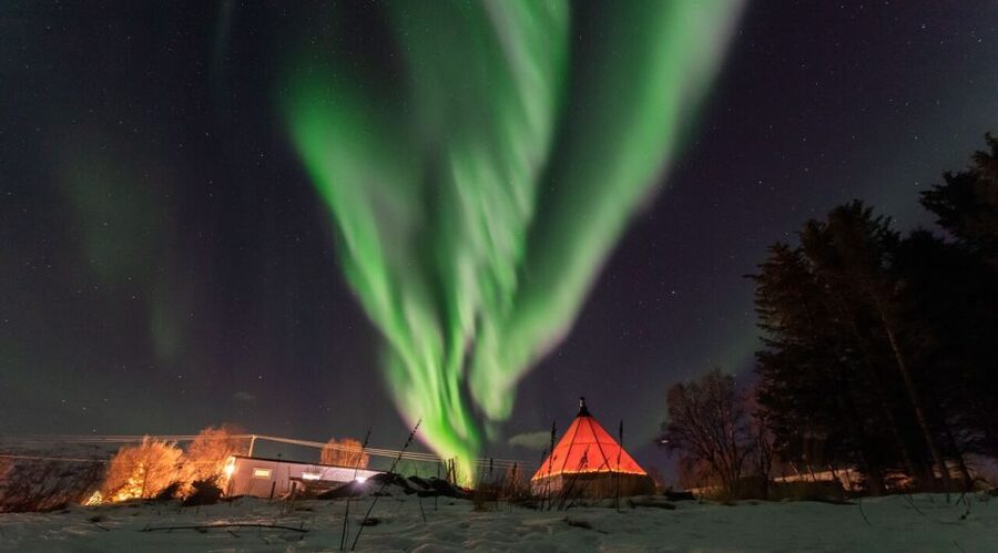 Tromsø: Aurora Safari Chase by big bus with Camp meal - Private camp comfort: what “warm shelter” means after the bus
