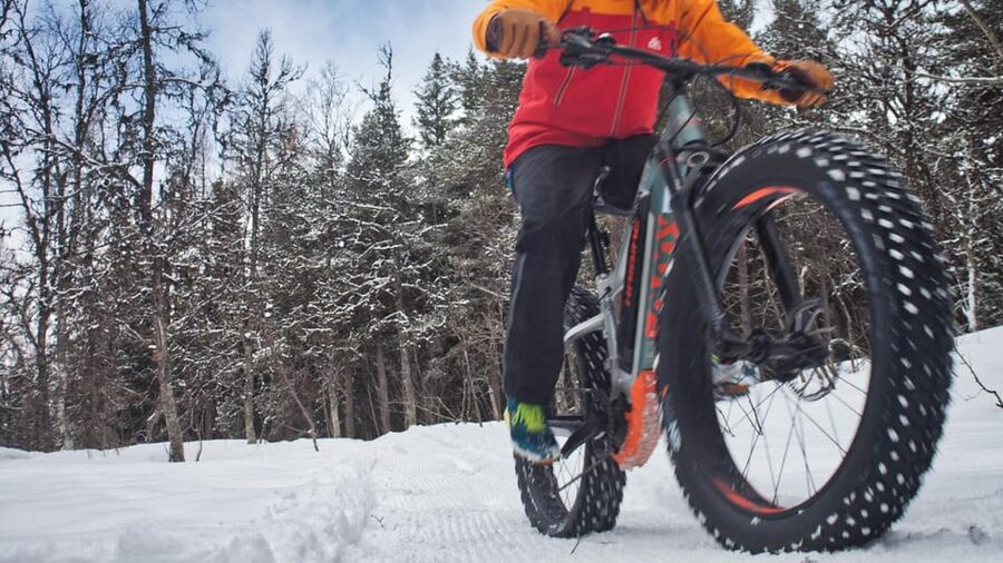 Tromsø: Electric fatbike trip on winter paths - First moments at Tromsø Outdoor: gear up fast