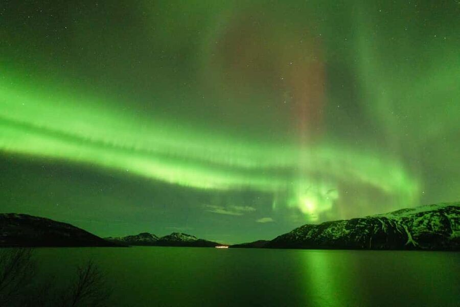 Tromsø: Northern Lights tour with local experts - How the chase works: minibus hunting across the dark north