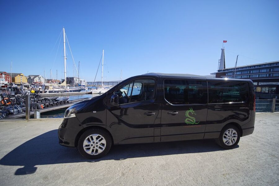 Tromsø: Private 6-Hour Aurora Chase by Minivan - Suits, tea, and the art of waiting for clear skies