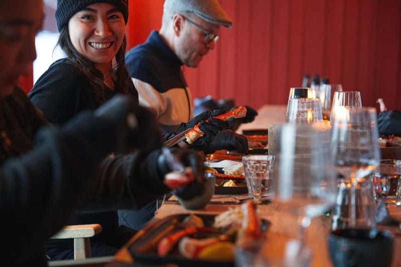 Tromsø: Tasty King Crab Adventure - Aera Panorama Glass Lodge and the 300-meter walk to the boathouse